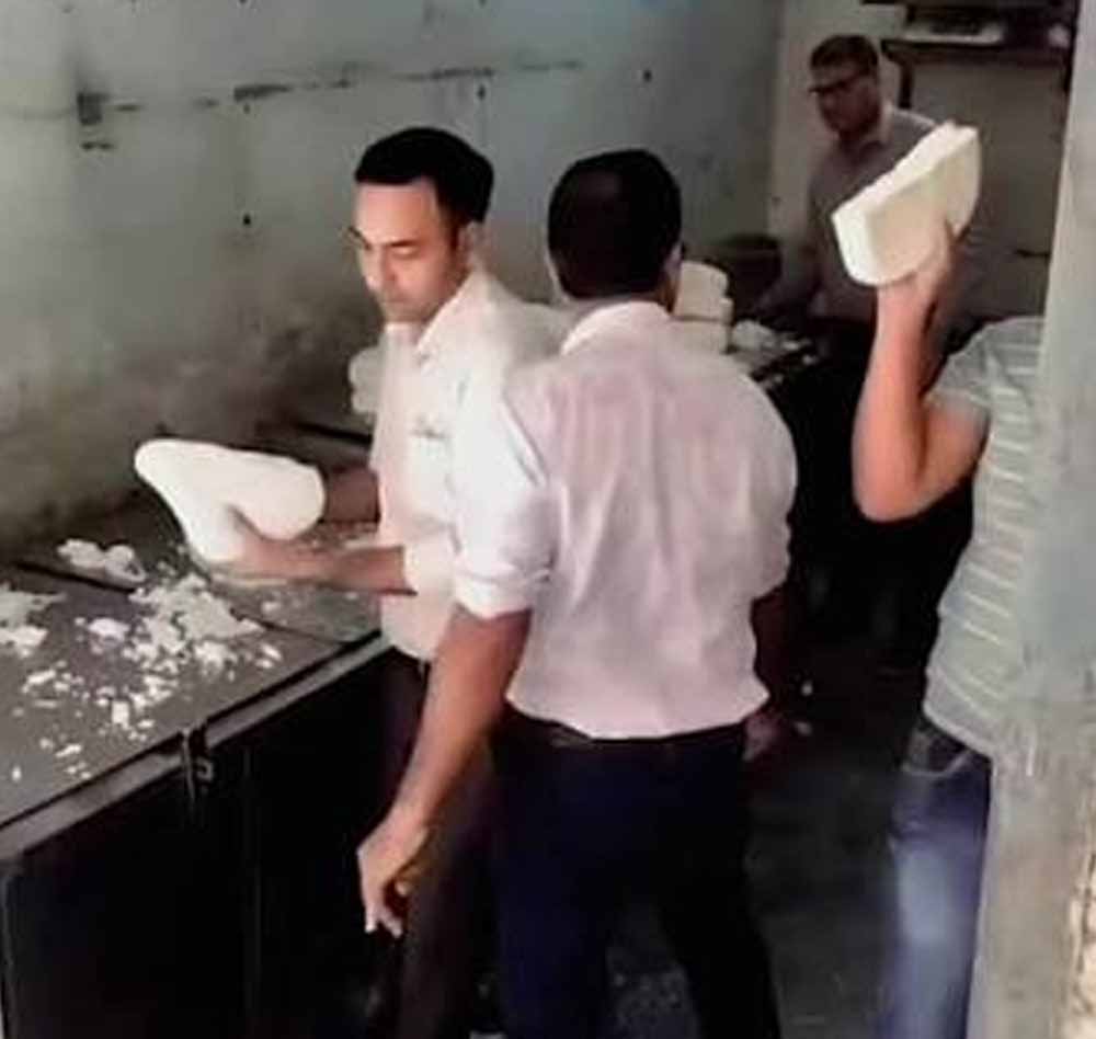 अमृतसर की डेयरियों पर फूड सेफ्टी विभाग का छापा, दूध-दही और पनीर के सैंपल जांच के लिए भेजे