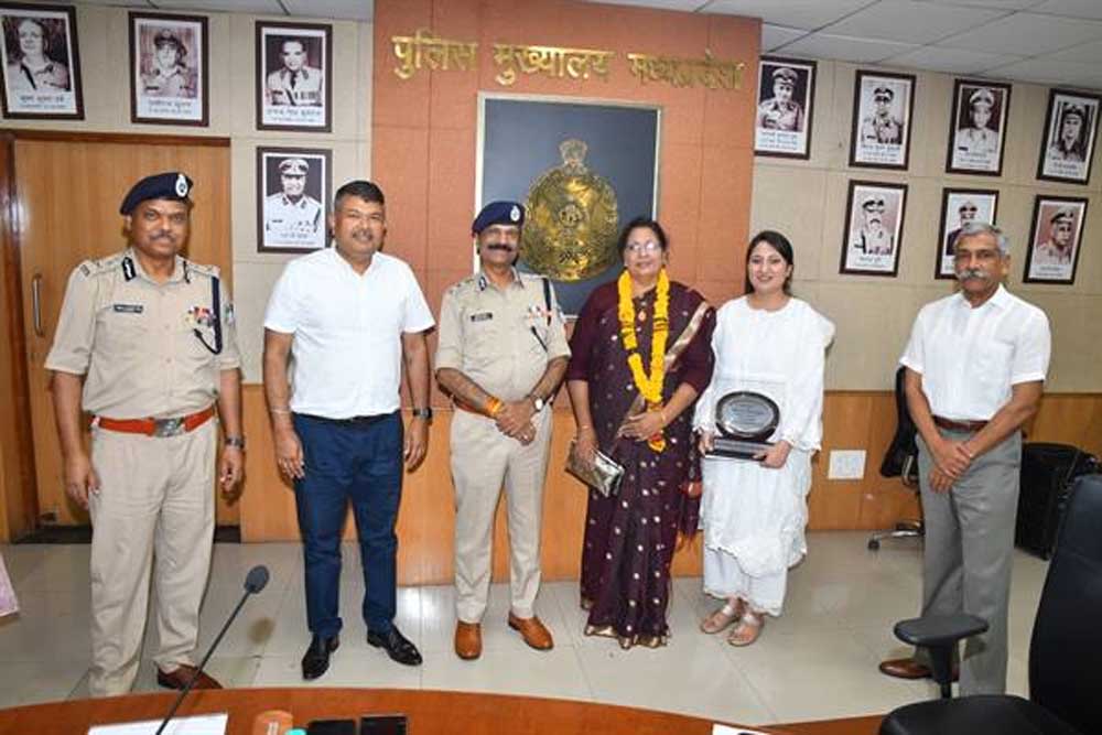 पुलिस मुख्यालय परिवार द्वारा 11 सेवानिवृत्त कर्मचारियों को दी गई भावभीनी विदाई
