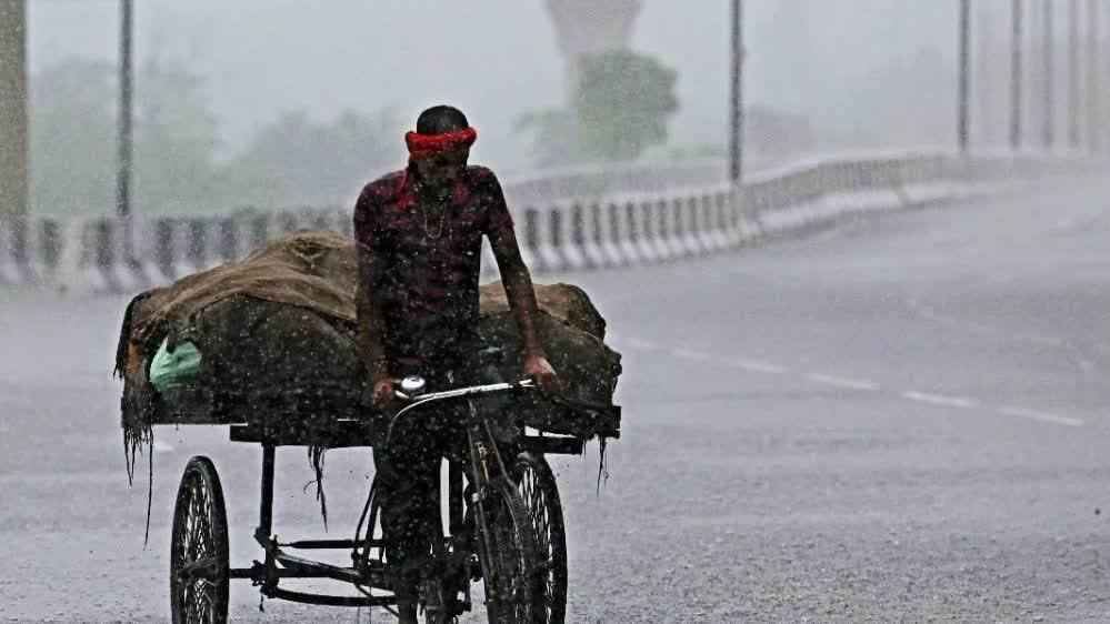 Weather Alert: गुजरात से जम्मू-कश्मीर और यूपी तक IMD का रेड अलर्ट, कई जिलों में भारी बारिश की चेतावनी