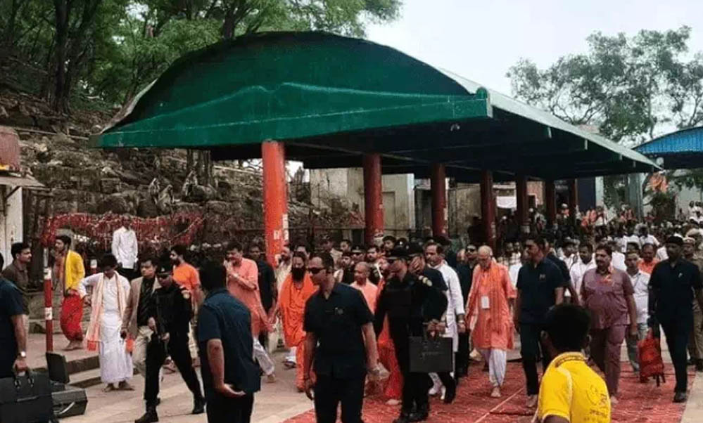 चित्रकूट दौरे पर सीएम योगी: कामदगिरि की परिक्रमा के बाद बरहा हनुमान मंदिर में की पूजा-अर्चना