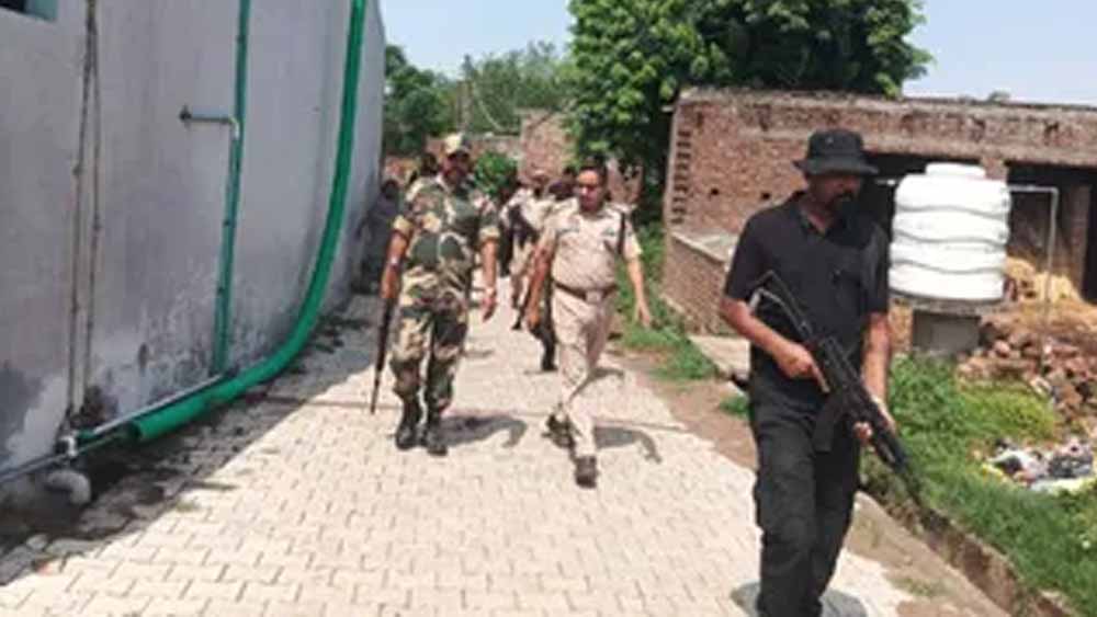 पठानकोट में पाकिस्तान सीमा के पास मिली बम जैसी संदिग्ध वस्तु, सेना और पुलिस ने शुरू की जांच