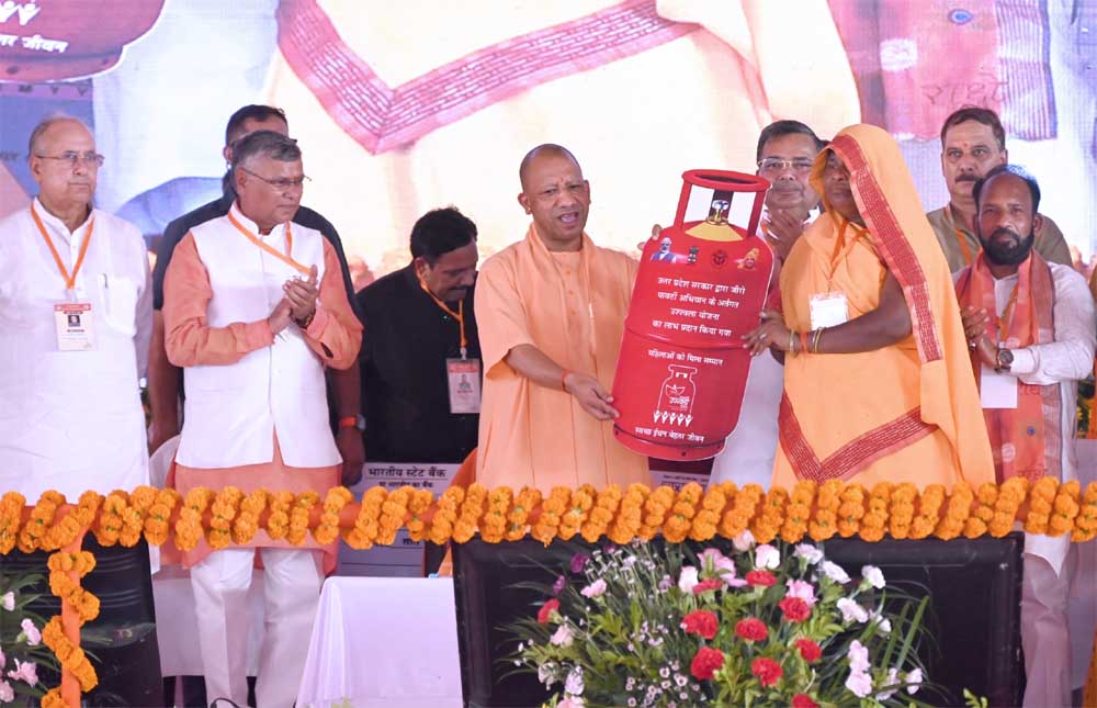 मुख्यमंत्री योगी ने मैनपुरी में लाभार्थियों को वितरित किए चेक, स्वीकृति पत्र व टूलकिट