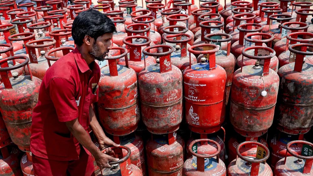 LPG Users Alert: बदल सकता है गैस सिलेंडर खरीदने का तरीका, सरकार के नए प्लान से क्या होगा असर?