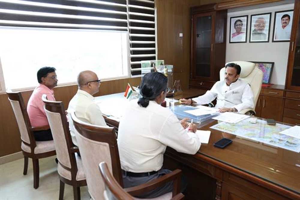 सुषेण योजना का विस्तार सभी सामुदायिक स्वास्थ्य केंद्रों तक करने के लिए आवश्यक व्यवस्थाएँ करें: उप मुख्यमंत्री शुक्ल