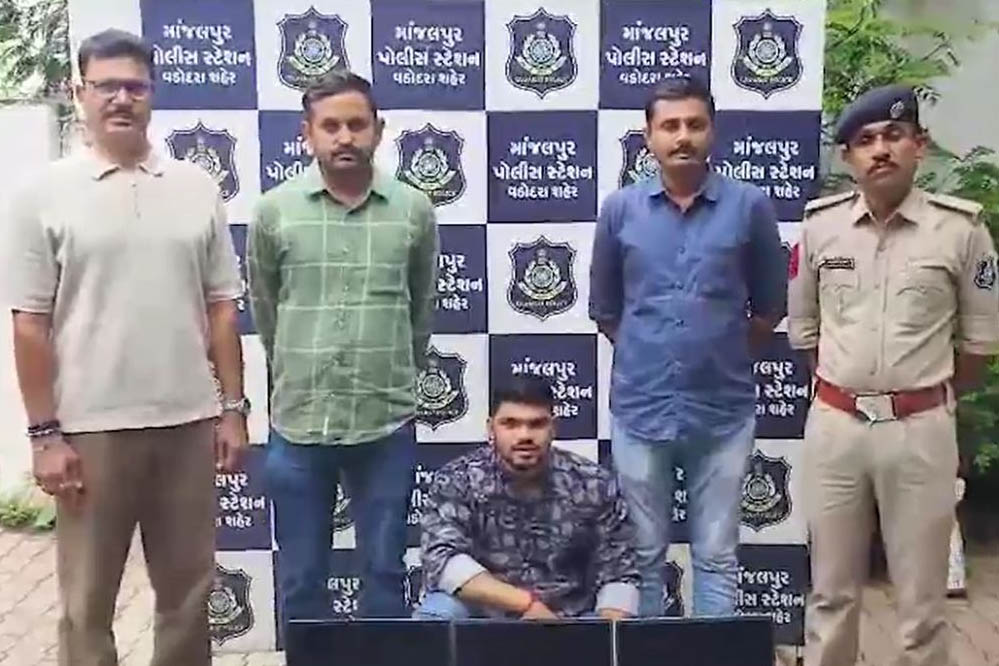‘कपड़े उतारो और पैसे कमाओ’! 10वीं पास युवक ने बनाया ऐप, फ्लैट में चल रहा था ऑनलाइन खेल