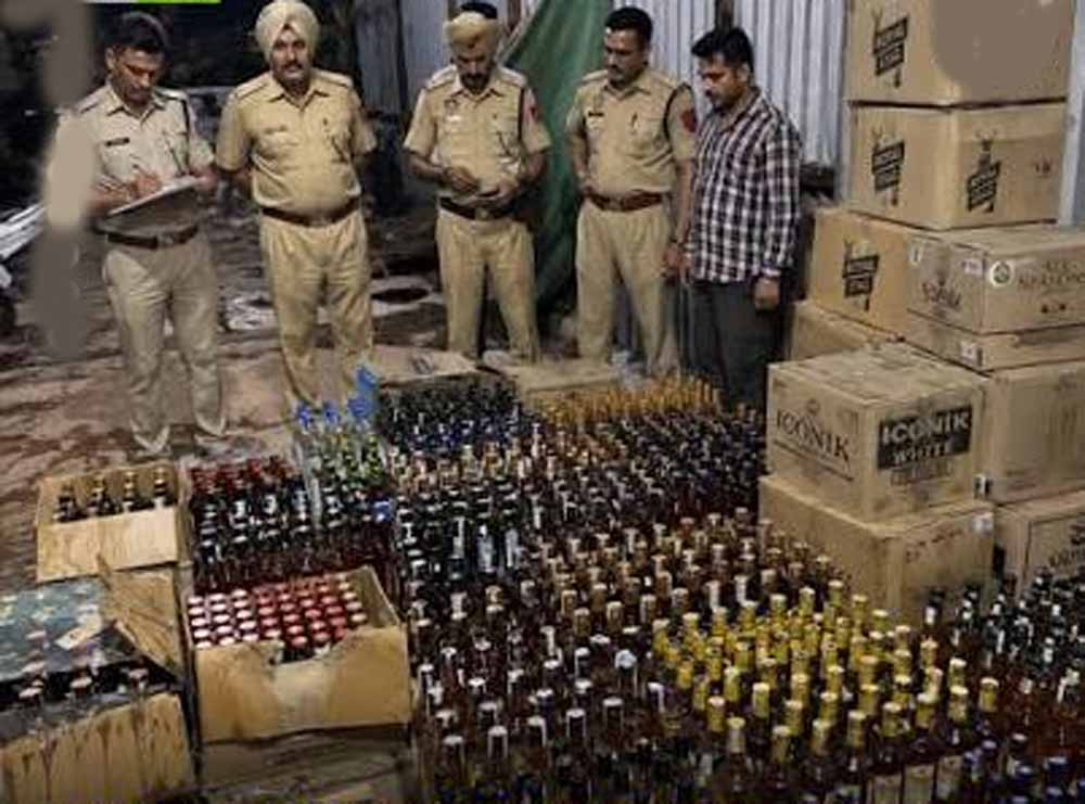 माकरदोना में आबकारी विभाग की दबिश, 50 लीटर महुआ शराब जब्त
