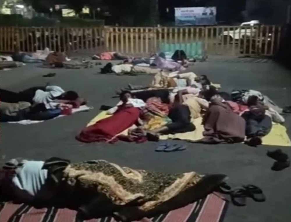 बदनावर-टिमरवानी फोरलेन मुआवजे को लेकर किसानों का प्रदर्शन, खुले आसमान के नीचे गुजारी रात