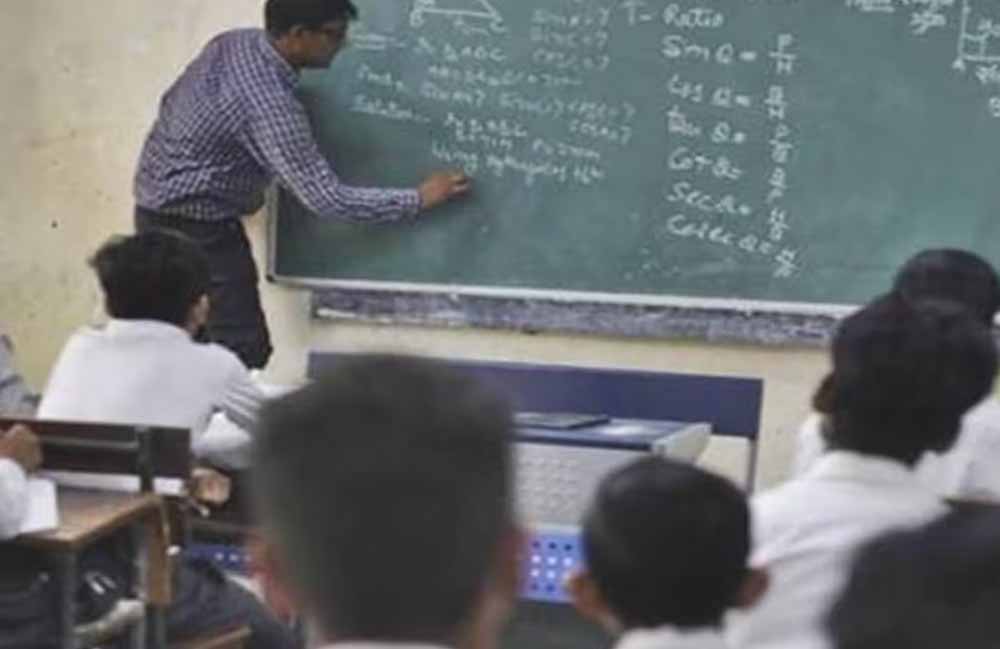 MP के 1.5 लाख शिक्षकों की नौकरी पर संकट? MPTET परीक्षा देना होगा जरूरी