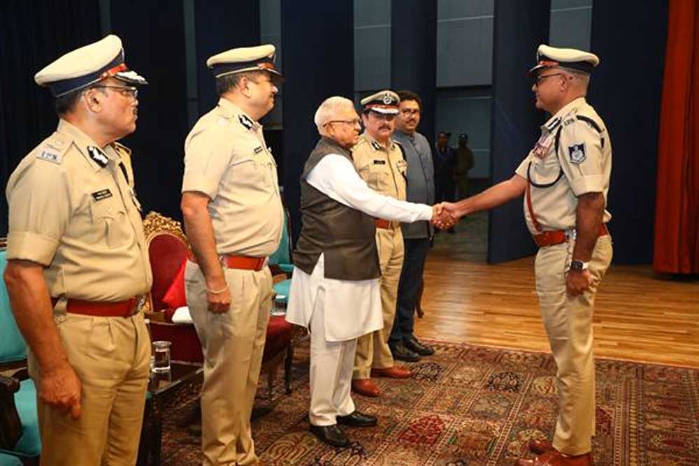 पदक उत्कृष्ट सेवाओं की पहचान और भावी जिम्मेदारियों का प्रतीक : राज्यपाल पटेल
